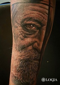 tatuaje-brazo-hombre-anciano-cara-logia-barcelona-diego 